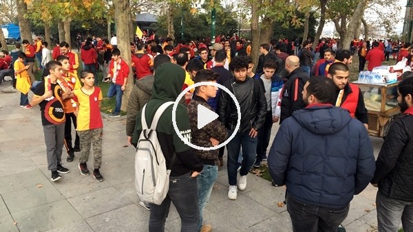Galatasaray taraftarları derbiye hazırlanıyor