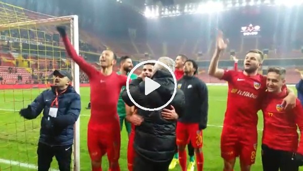 Kayserisporlu futbolcuların maç sonu sevinci