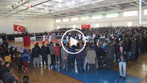 Taraftar sahaya indi, voleybol maçı tatil edildi