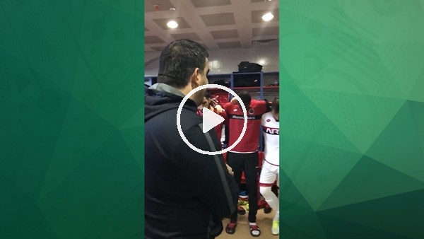 Ümit Özat'ın Karabükspor maçı öncesi oyuncularıyla konuşması