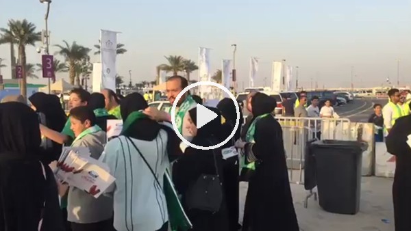 Suudi Arabistan'da kadınlar lk kez futbol maçına gitti