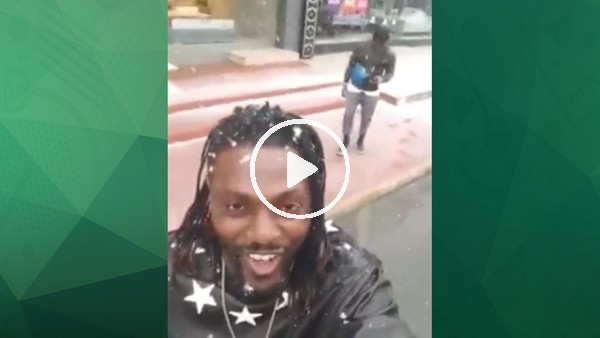 Emmanuel Adebayor'un kar sevinci