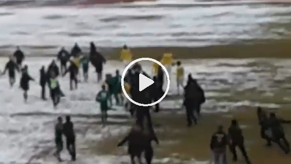 Amatör maçta saha savaş alanına döndü!