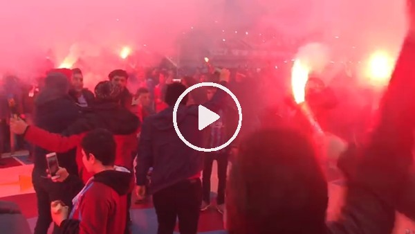 Trabzonsporlu taraftarlar Fenerbahçe maçı öncesi meşaleleri yaktı