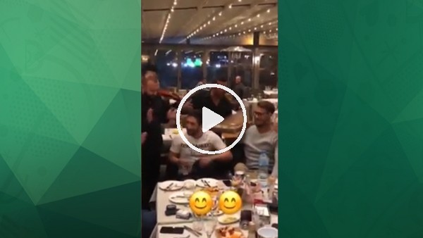 Sabri Sarıoğlu darbuka çaldı Jahovic para taktı