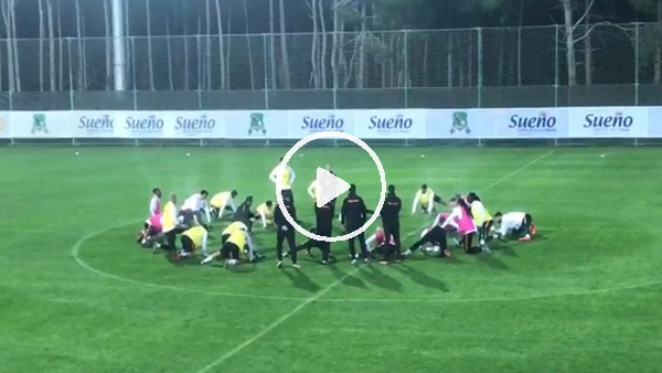 Fatih Terim oyuncularına taktik çalışmasını anlatıyor