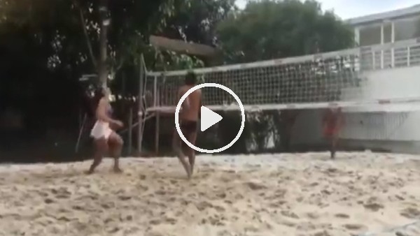 Ronaldinho'nun güzel arkadaşı plajda hünerlerini gösterdi