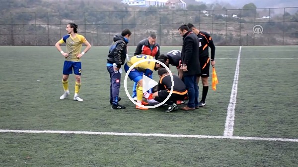  Sakatlanan futbolcuyu hakem ve rakip oyuncular taşıdı