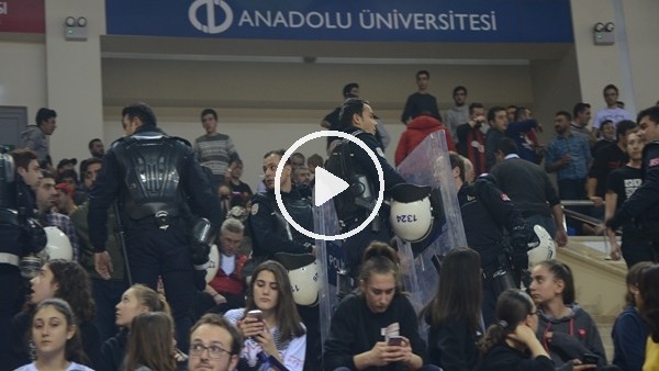 Eskişehir Basket-Beşiktaş Sompo Japan maçında çıkan olaylara polis müdahalesi 
