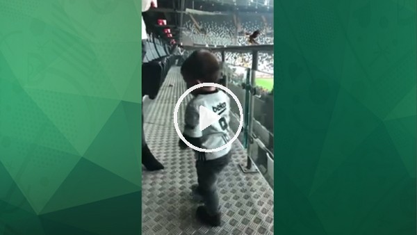 Minik Negredo'nun maç heyecanı!