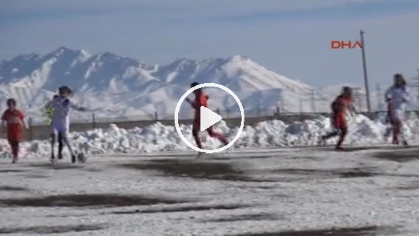 Kadın futbolcular kışa aldırmadılar