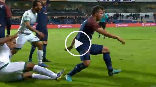 Emre Belözoğlu'ndan sert faul