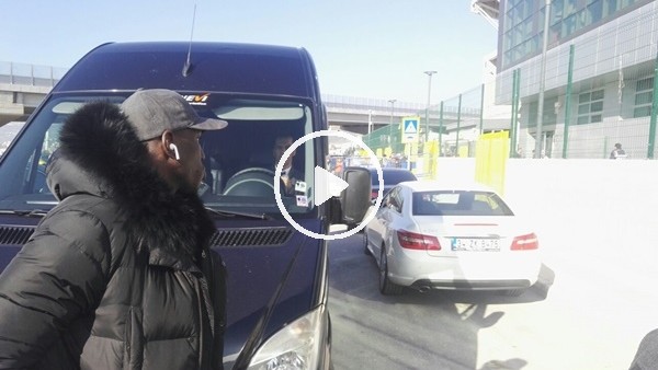 Göztepe'nin yeni transferi Demba Ba, Kayserispor maçını izlemeye geldi