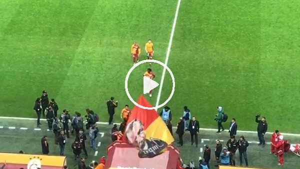  Gomis, hat-trick yaptığı topu hatıra olarak aldı