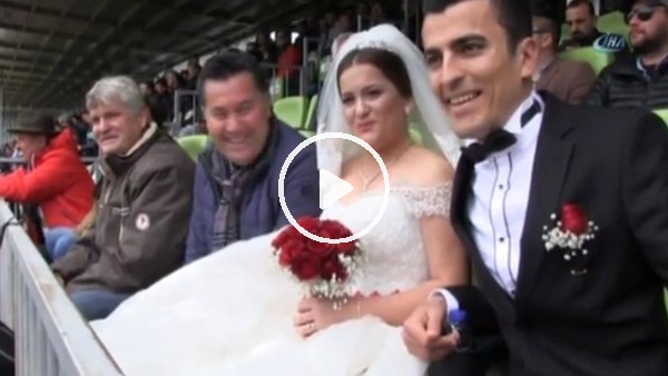 Gelin damat düğünden önce maça geldi