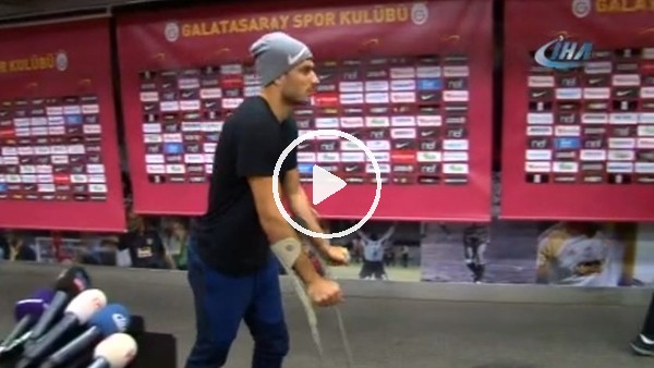 Eren Derdiyok, koltuk değnekleriyle stattan çıktı