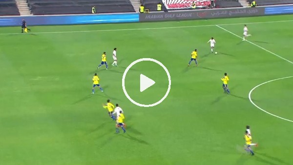 Kendi kalesine futbol tarihinin en güzel gollerinden birini attı!