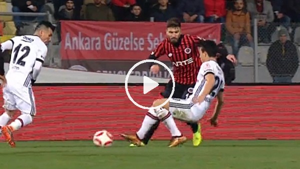 Necip Uysal'ın kırmızı kart gördüğü pozisyon