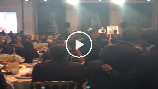 Dursun Özbek'in çizdiği resmi Sadettin Saran satın aldı