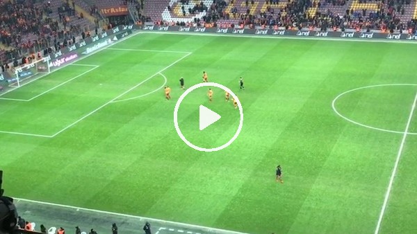 Galatasaray taraftarı, futbolcuları "Lider buraya" tezahüratıyla tribüne çağırdı