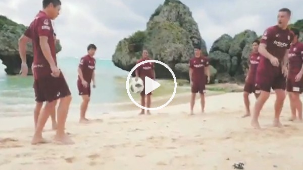 Poldi ve arkadaşları plajda hünerlerini sergiledi