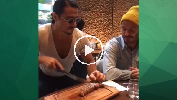 Nusret, David Beckham'ı elleriyle besledi