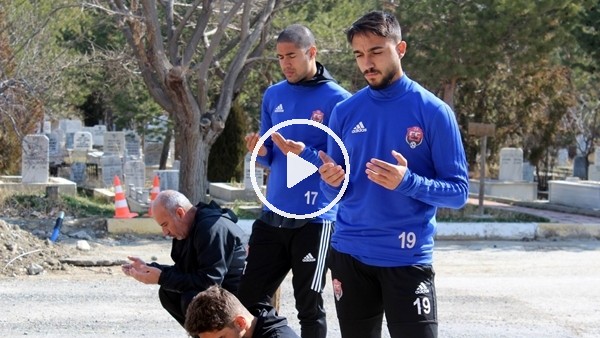 Trafik Kazasında hayatını kaybeden futbolcular mezarları başında anıldı