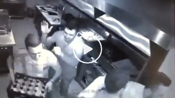 Galatasaray'ın golü sonrası Marmaris'te bir restorant mutfağı