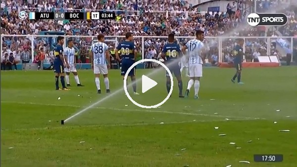 Maç oynanırken bir anda su fışkiyeleri açıldı!