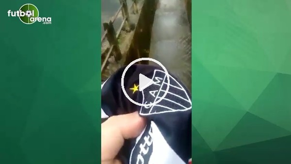 Takımına kızan taraftar forması suya attı