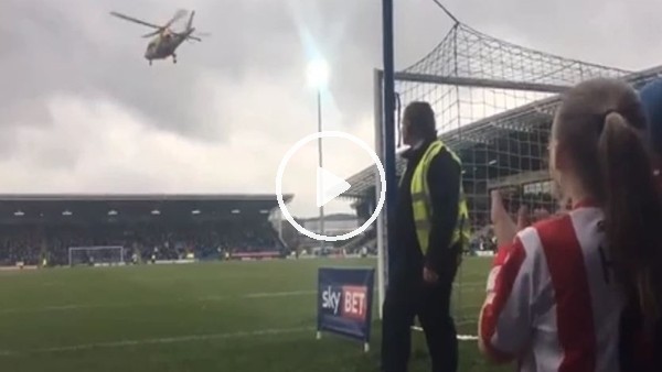 Sahaya giren helikopter, rahatsızlanan taraftarı hastaneye götürdü