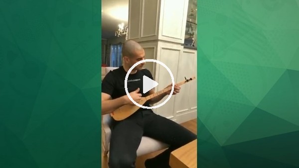 Eren Derdiyok bağlama çalıyor