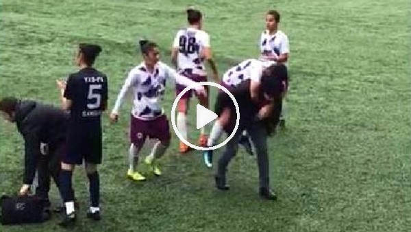 Sakatlanan futbolcusunu sırtında taşıdı