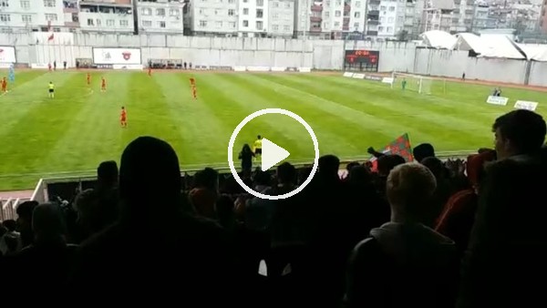 Bayrampaşa taraftarı Ofspor maçında yerinde duramıyor