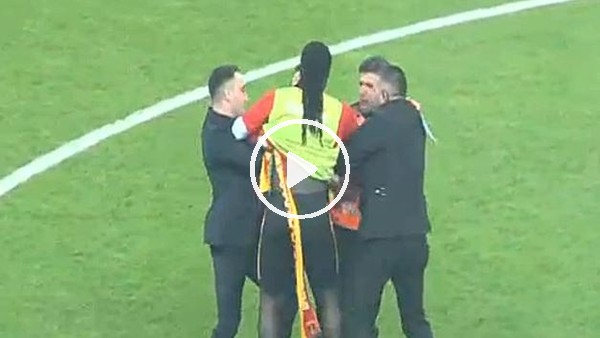 Sahaya giren taraftar Gomis'e sarıldı