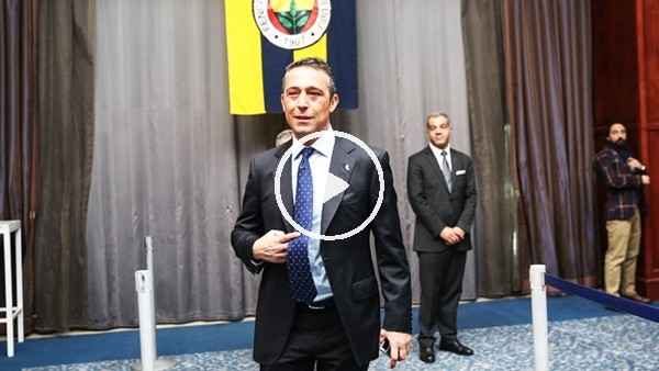 Ali Koç konuşma yapmak için alkışlar eşliğinde salaona geldi