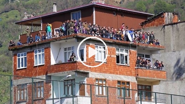 Artvin'de amatör Lig maçını bina ve çatılarda izlediler