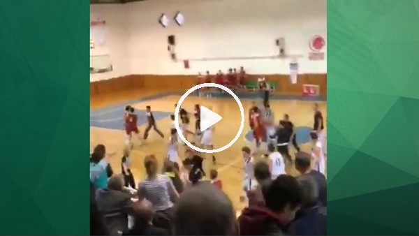 U16 Ligi'nde oynanan Galatasaray - Beşiktaş maçında saha karıştı
