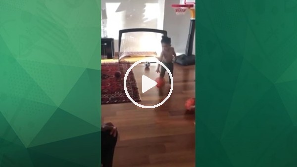 Atiba Hutchinson çocuklarına evde antrenman yaptırıyor