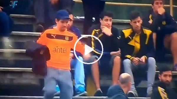 Uruguay'da taraftar üzerindeki formayı kaleciye verdi