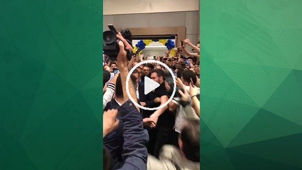 Ali Koç tezahüratlar eşliğinde salona geldi