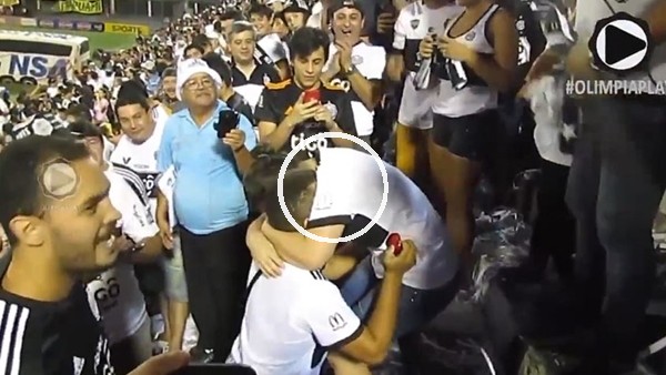 Tribünde romantik evlenme teklifi