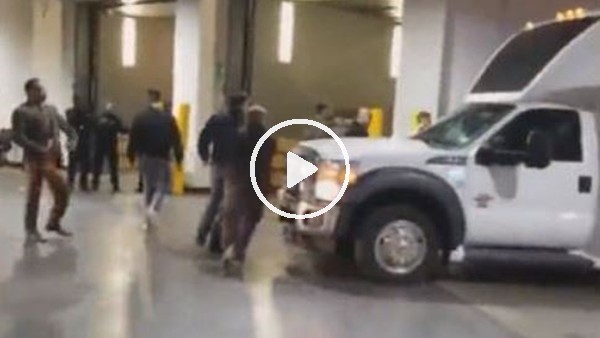  Conor McGregor rakibinin otobüsüne saldırdı