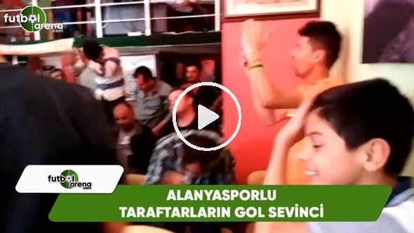 Kayserispor maçını kıraathaneden izleyen Alanyasporlu taraftarların gol sevinci