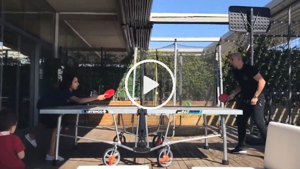 Sofiane Feghouli'nin eşiyle birlikte masa tenisi keyfi