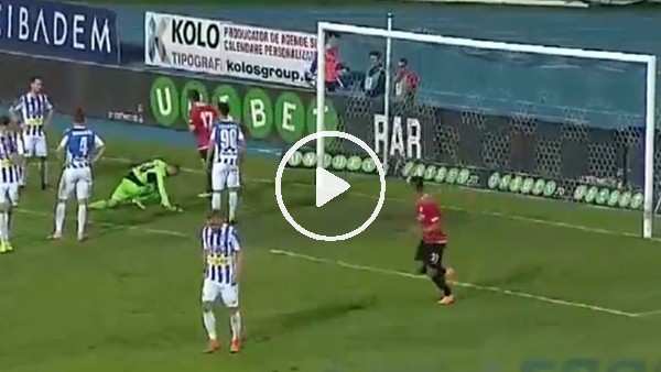 Kaleciden inanılmz hata...