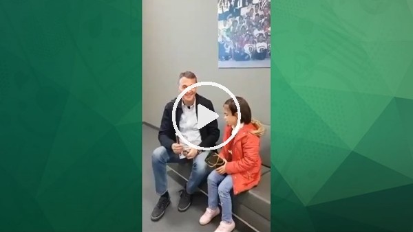 Minik Sahra, şehit babasının tesbihini Fikret Orman'a verdi