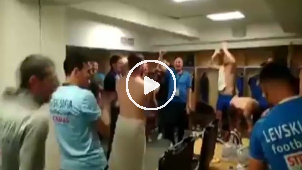 Gerard Butler, Levski Sofia soyunma odasında!