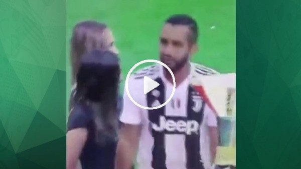 Mankenin elinin sıkmak isterken rezil oldu!