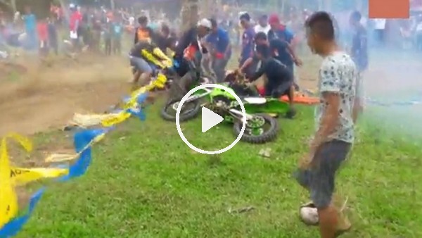 Motor yarışında şanssız kaza